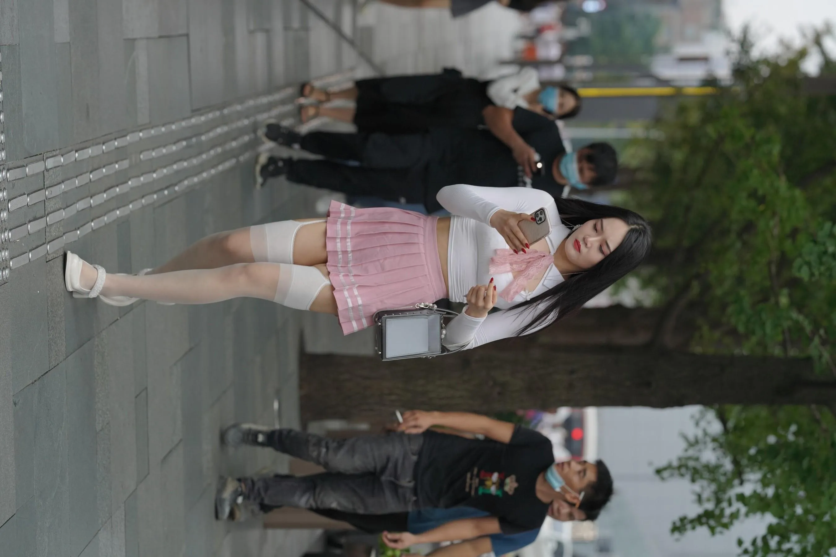 魔镜街拍 NO.161 街拍白丝吊带袜美女 [109P]插图7